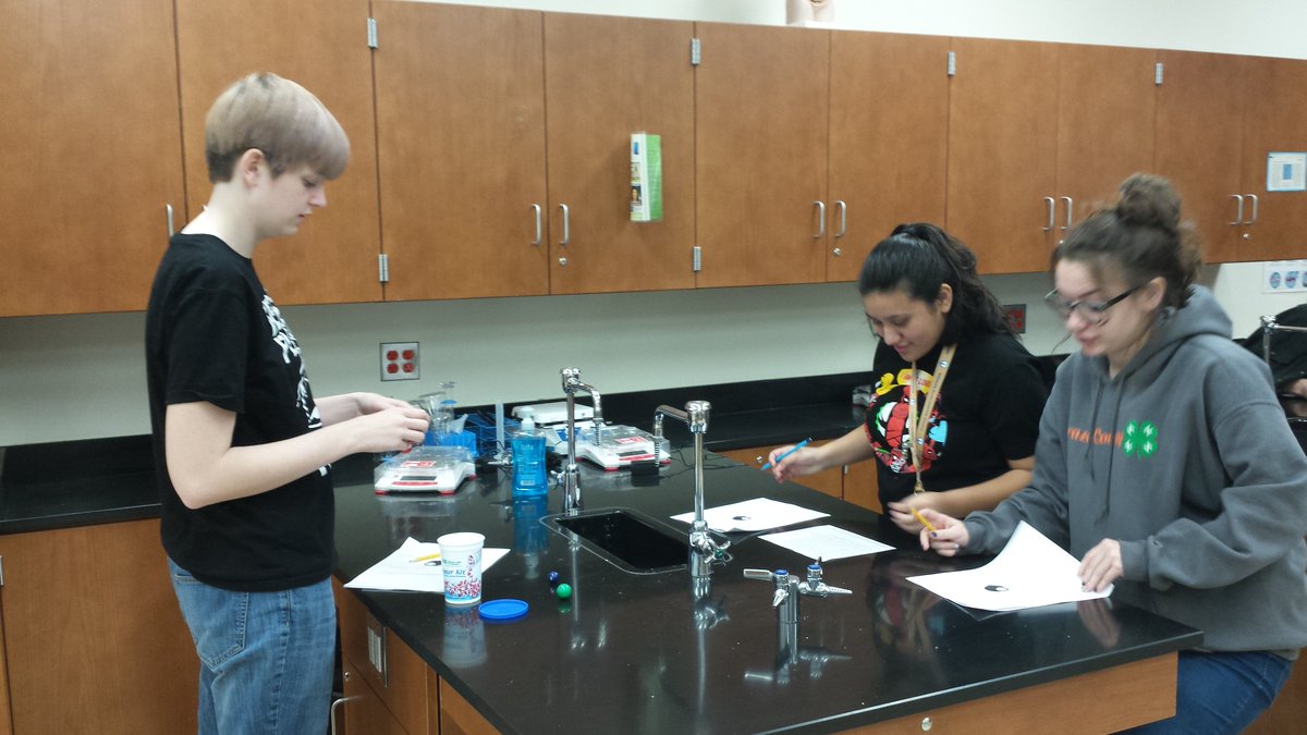 Twolvesscience's tweet image. Exploring water properties! #successCSISD #CVHSTwolves