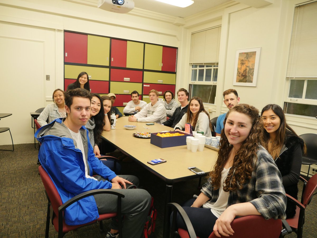 EALCWFU's tweet photo. So many students showed up to learn about the #artoftea and to taste #oolongtea from #taiwan
#chinese #culturalevents #chinesetable #chineseprogram #ealc #wakeforestuniversity https://t.co/aBRlPjSiZ8