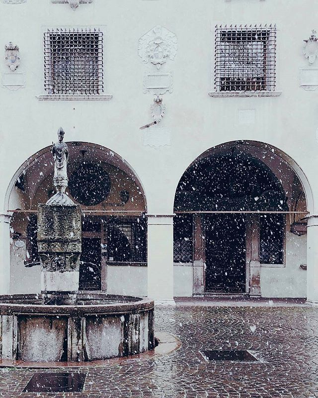 A volte ritornano... in silenzio e in sordina come la neve in città in un lunedì di febbraio.
Grazie a <a href="/cinemanu/">Cine_Manu_d_ch🎥🎬</a> per la foto e a tutti voi, amici di #igersbelluno, per essere ancora qui 🙂❤ ift.tt/2o5nfei