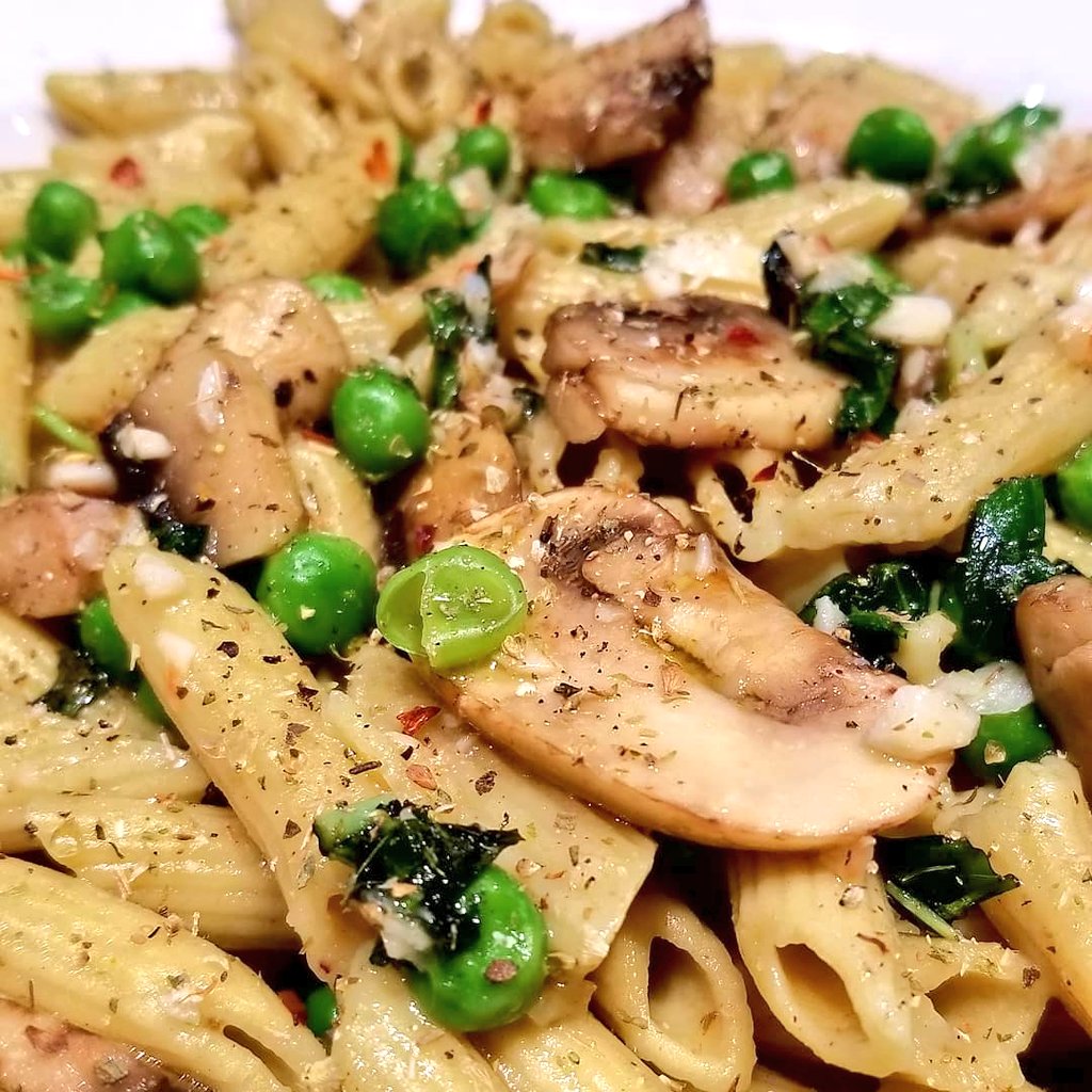 BonVegetit's tweet photo. Basil, crimini mushrooms, garlic cloves, petite peas, olive oil, chili flakes &amp; oregano over #glutenfree penne. @chateaustjean #chardonnay  #wine on tap #winepairing. 🍃🍷💚 #meatlessmonday #Winelover #plantbased #HealthyLiving https://t.co/8ReVgtVyB3 @suziday123 @gigirules7 https://t.co/kOpQgK96Tu