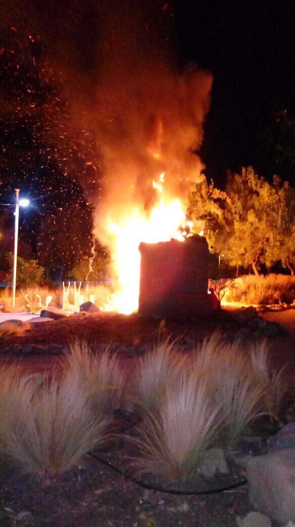 Una pérdida cultural para nuestra comuna. En la madrugada de este lunes fue quemada y destruida, la escultura del premio nacional Rodolfo Opazo, la cual estaba ubicada en la entrada de Colina. Lamentable el desprecio por una obra de arte ubicada en espacio público.