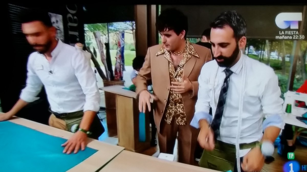 #MaestrosDeLaCostura Mucho diseño y moda y tal pero Palomo Spain va vestido de Torrente.
