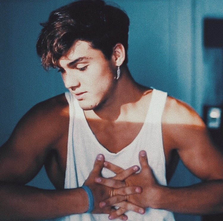 iimaginedolan's tweet photo. Imagine you and gray are In a fight:
U: Grayson look at me now wtf is your problem!
G: *Looks at you then looks away*
U: you know what fine I’m done bye Grayson..
G: *runs up to you and kisses you roughly* https://t.co/OH0M4ZumOE