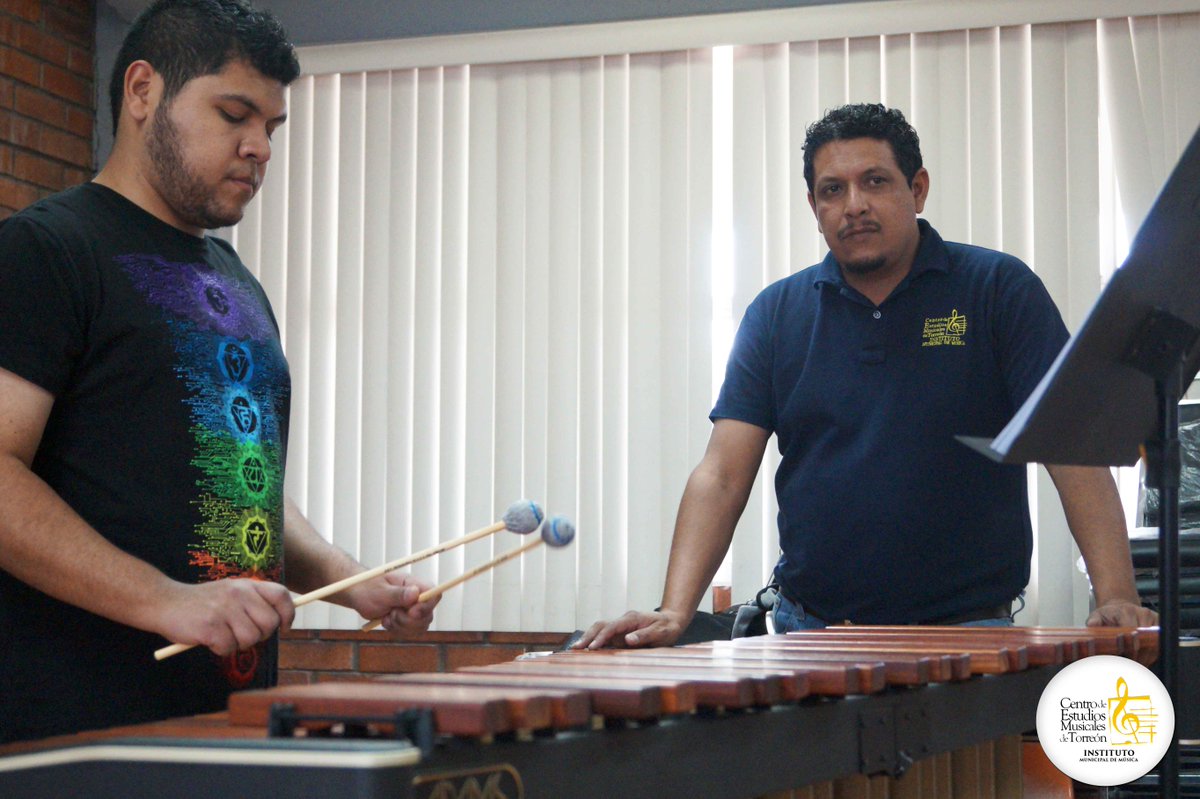 #EnClase Fernando Palacios revisa un ejercicio durante su clase de #Percusión , a cargo del Mtro. Ebert Muñóz.