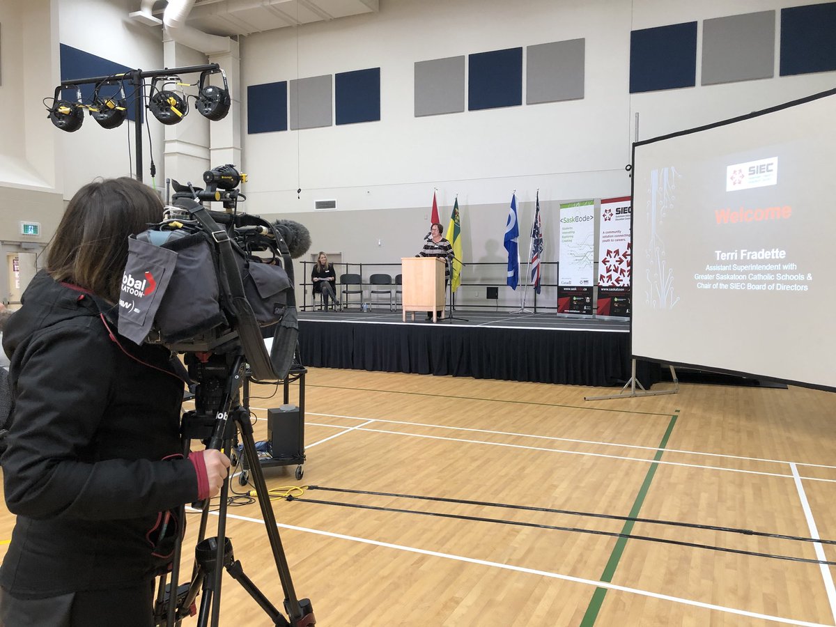 SaskCode's tweet image. Exciting day for @SaskCode, @saskatooniec and its partners including 1,000’s of educators and students in PSSD, SPSD, STC, and GSCS. It was inspiring to hear from the honourable @RalphGoodale as he gave us his best wishes to inspire learning w technology! #relationships #saskcode