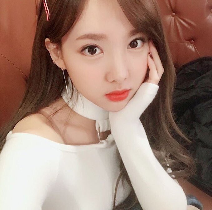 Twitter 上的 Takuya あかん可愛すぎる こんなナヨンさんとセルカ撮れる人羨ましすぎるㅠㅠ T Co Vmskmog53i Twitter