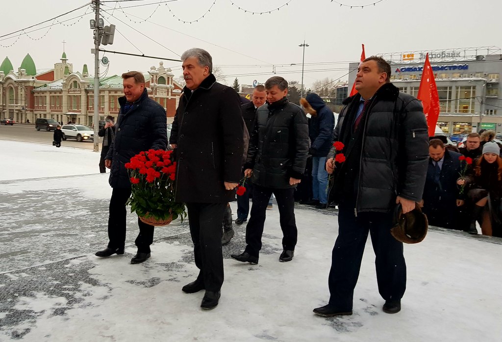 Вместе с мэром Новосибирска А.Е Локтем возложили цветы к памятнику В.И. Ленина.