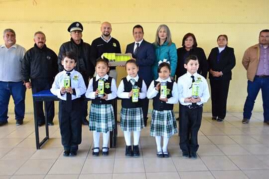 CastaosAdmon201's tweet photo. #Castaños 
#EsfuerzoQueNosMueve 
Lunes cívico en la Esc. Lázaro Cárdenas presidido por el Alcalde acompañado del Cabildo, iniciando labores de apoyo para el alumnado. #VamosPorMás 
#FuerteCoahuilaEs @mrikelme @sam6604 @berino_jesus @JLunamena https://t.co/Svhdjo5bWb