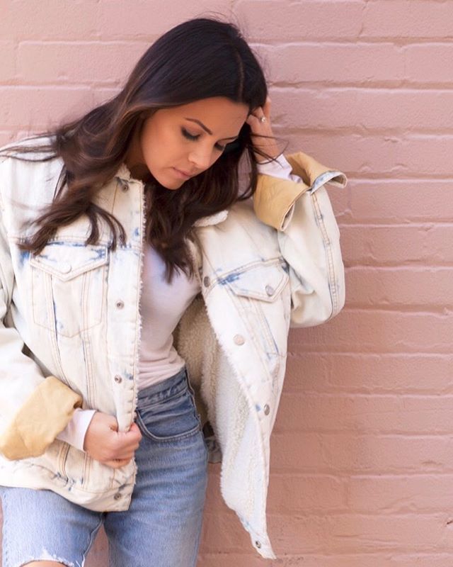 HappyMomEl's tweet photo. Casual and Chic: My Every Day Mom Style is live in the blog now (link in bio)!
Photo cred: @guygalstyan .
.
.
.
.
.
.
#momstyle #momiform #momlife #momfashion #momsfashion #motherfashion #fashionmamas #bossmamas #momboss #streetstyle #levis #vans #urbanoutfitters #projectsoc… https://t.co/2ytt0Dcbkk