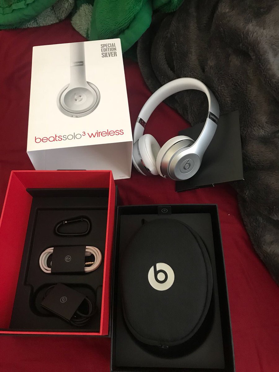 emceeblackjesus's tweet photo. Are you sick and tired of heeadphone wires getting in your way during your daily activities? Well booooooi, do I have the product for you!
$200 
beatssolo3 wireless headphones
• Basically Brand New (Used Twice)
• Firm Price
• Special Edition https://t.co/St8Nnx8MWK