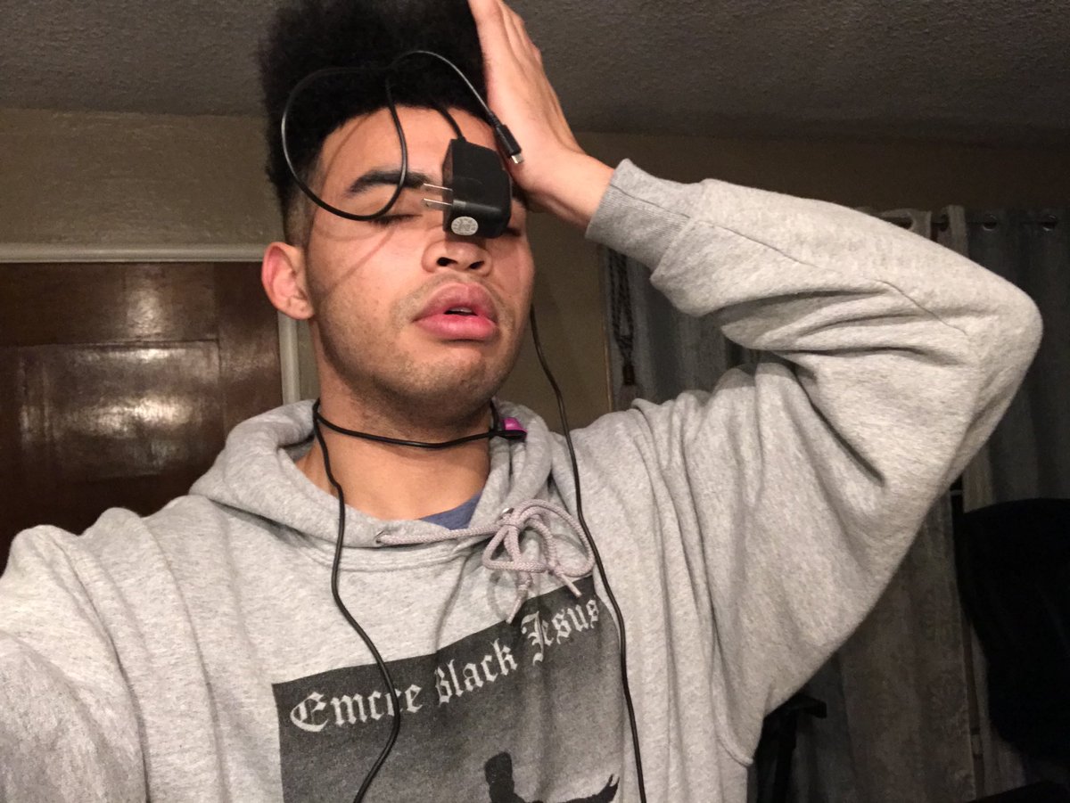 emceeblackjesus's tweet photo. Are you sick and tired of heeadphone wires getting in your way during your daily activities? Well booooooi, do I have the product for you!
$200 
beatssolo3 wireless headphones
• Basically Brand New (Used Twice)
• Firm Price
• Special Edition https://t.co/St8Nnx8MWK