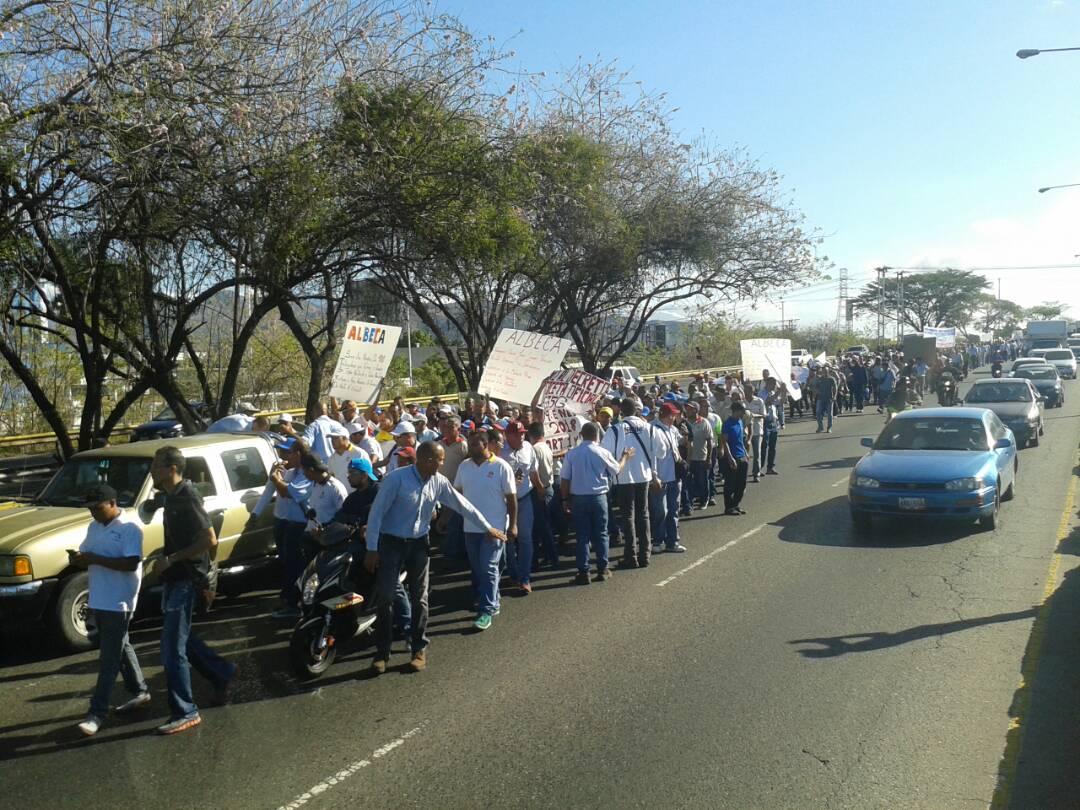 Joansolisjs's tweet photo. Por salarios dignos sin amanezas 

#AntelaAmenazaMasProtesta https://t.co/FsYjTwEUsc