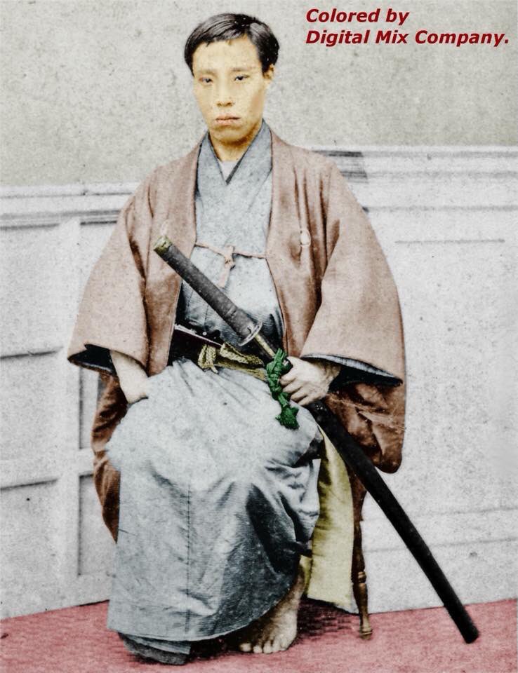 Twitter पर 高杉晋作ファンサイト 臆面もなく着流し に羽織 懐には拳銃を入れているのか 不自然な膨らみが 足袋も履かず右足を前に 左足を引き気味にかかとを上げて すぐにでも飛びかかれる蹲踞状態 日本刀を左手に握り持ち いつでも と戦闘意思を示してい