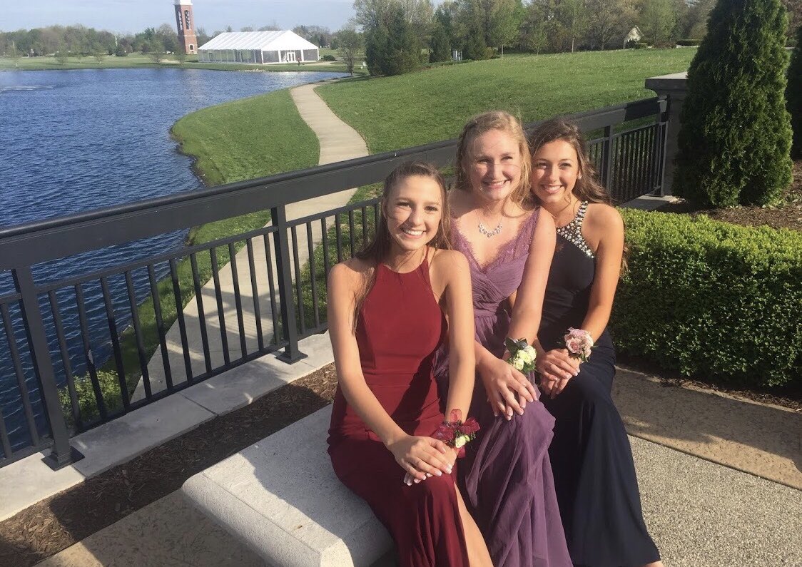 ClaireMurray22's tweet photo. Happy birthday to a beautiful soul!!! Love you and your carefree spirit xoxo hope 18 is great 🌈💜🎆🎊 https://t.co/I9pkB4HymY