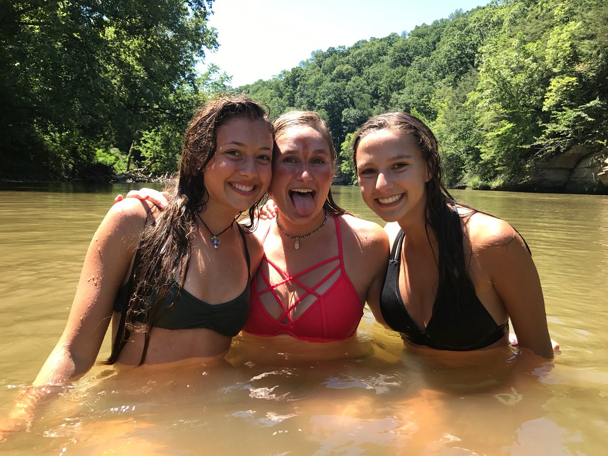ClaireMurray22's tweet photo. Happy birthday to a beautiful soul!!! Love you and your carefree spirit xoxo hope 18 is great 🌈💜🎆🎊 https://t.co/I9pkB4HymY