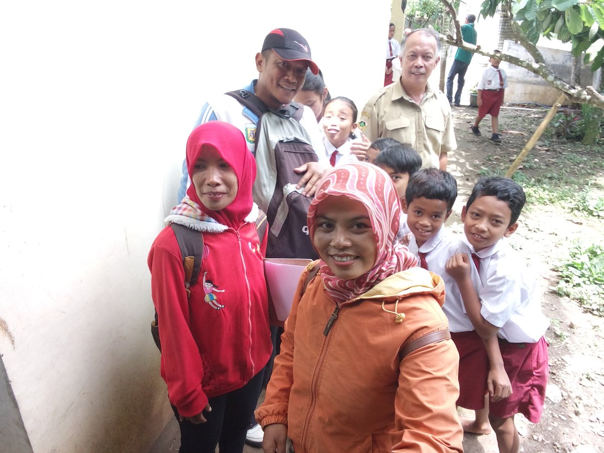 titik_endri's tweet photo. Dgn hadirnya dana desa membntu percpatan pembgunan infrastruktur didesa
#ManfaatDanaDesa #TPPIjawatimur
#TPPIkabmadiun
@jokowi @EkoSandjojo @anwsanusi @taufikmadjid71 @fachrilabalado @P3mdMadiun https://t.co/Zhvz5KAjMk
