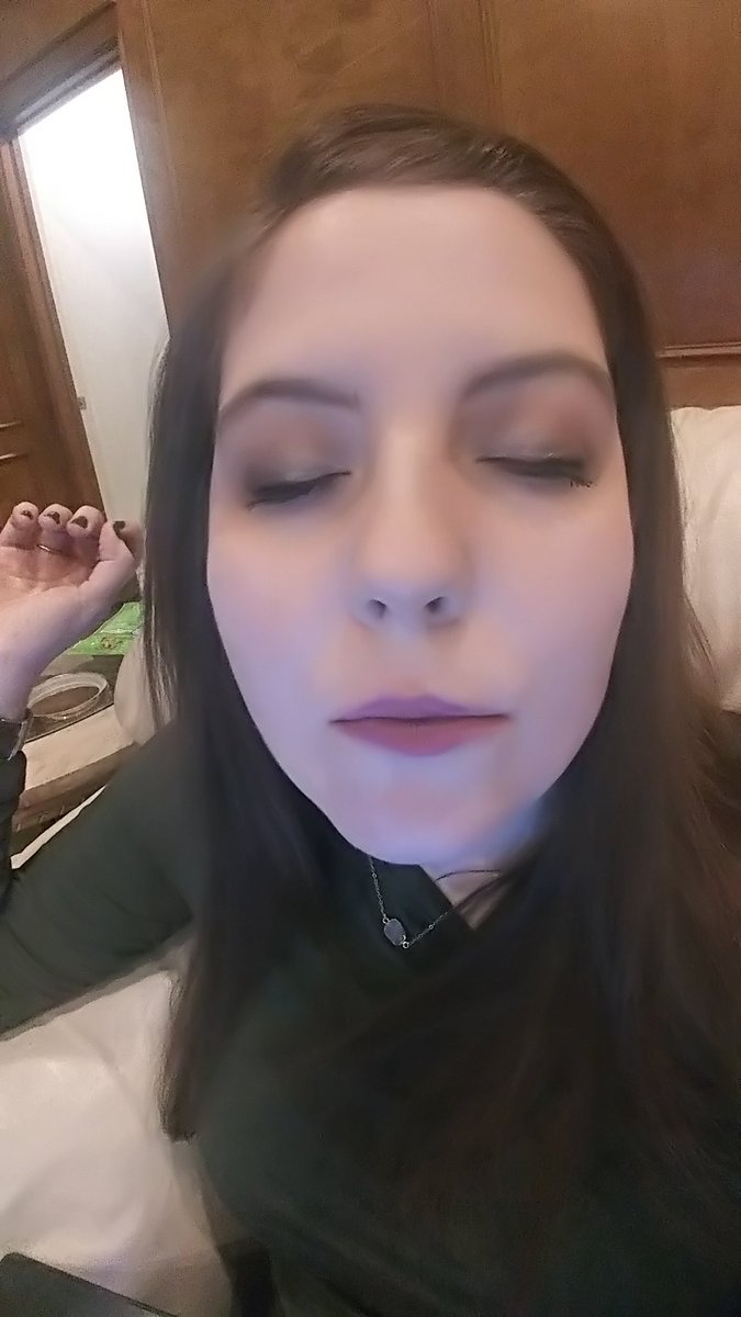 LindserzLibrary's tweet image. Selfie game: -50
Make up game: +5
Fiance game: +1,000