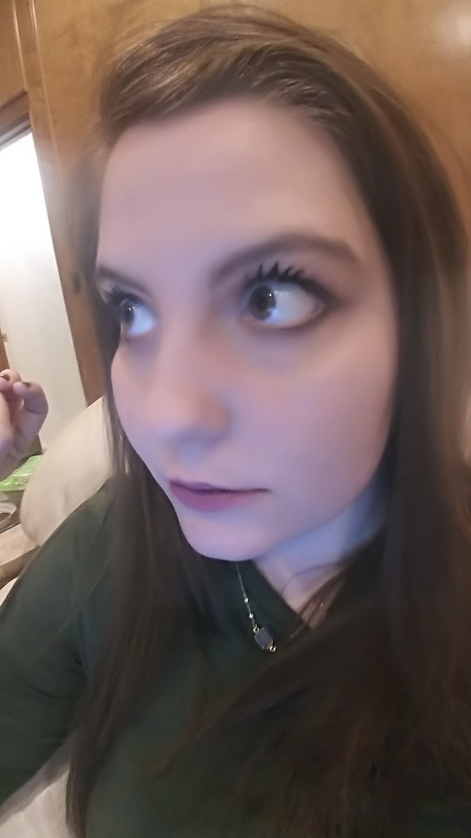 LindserzLibrary's tweet image. Selfie game: -50
Make up game: +5
Fiance game: +1,000