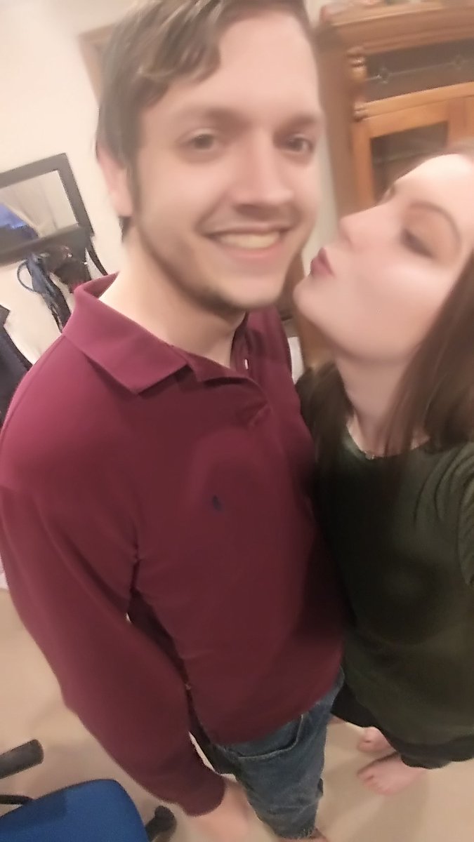 LindserzLibrary's tweet image. Selfie game: -50
Make up game: +5
Fiance game: +1,000