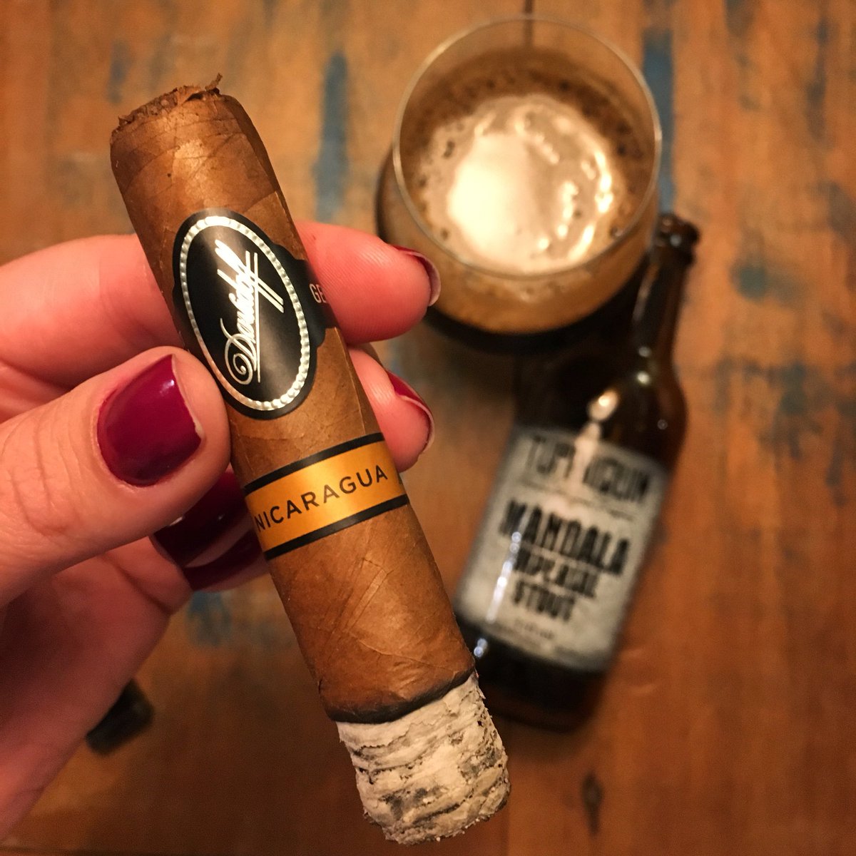 daianecolla's tweet photo. Davidoff Nicaragua Short Corona (dos meus off Cuba favoritos) e Tupiniquim Mandala Imperial Stout 🖤💨🍻 #cigars #cigalovers #offcuba #davidoff #davidoffnicaragua https://t.co/WQ8oUkF1Co