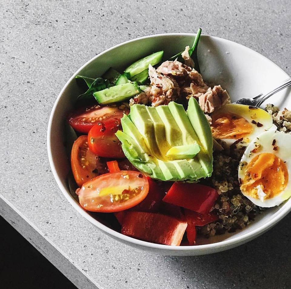 RTFoods's tweet photo. The more colours the better! Check out this #delicious &amp; #nutritious #lunch made up of our tri-colour #quinoa, soft boiled eggs, tuna, avo with cucumber, spinach &amp; finished with #flaxseed oil, red wine vinegar + chilli! 🥗 https://t.co/PJV0IWmWBc