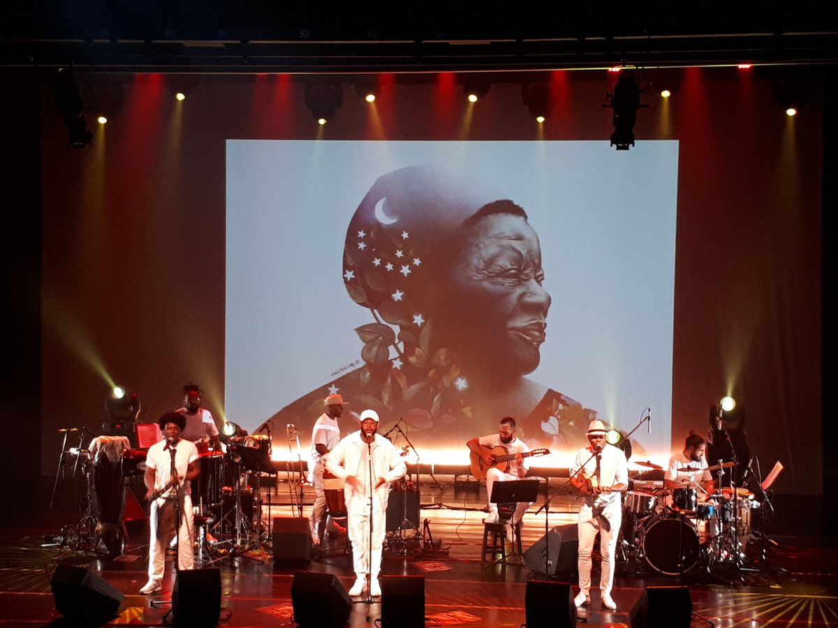 dianafsc's tweet photo. cantando muito, @emicida! um belo show em conjunto com @prettosoficial e com participação do #EvandroFioti, reverenciando Clementina de Jesus a partir de versões de seus clássicos e de alguns lados b do fundo do baú - ao vivo no @SescSantana https://t.co/MJzFKkFiW3