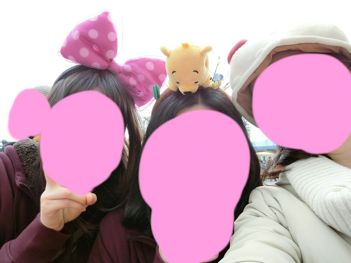 06280704's tweet photo. ママと妹と🙋

お誕生日ケーキも喜んでくれてよかった🎂
ちゃんとハッピーバースデーのチョコプレート🎵
ケーキとママと❤️

入り口近辺のミッキーの銅像と撮って！ってw
昔から園内に入るまでが長い家族ですw

で、カチューシャして３人で―🙌

服、バッグ、靴、持ち物全てお揃いの妹とあたしでした😏 https://t.co/HY6gn16xZT