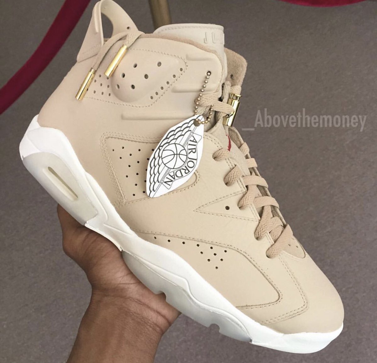 SneakerPics23's tweet photo. RT if you’d Rock Any 🔥🔥 https://t.co/b6OepNedGd