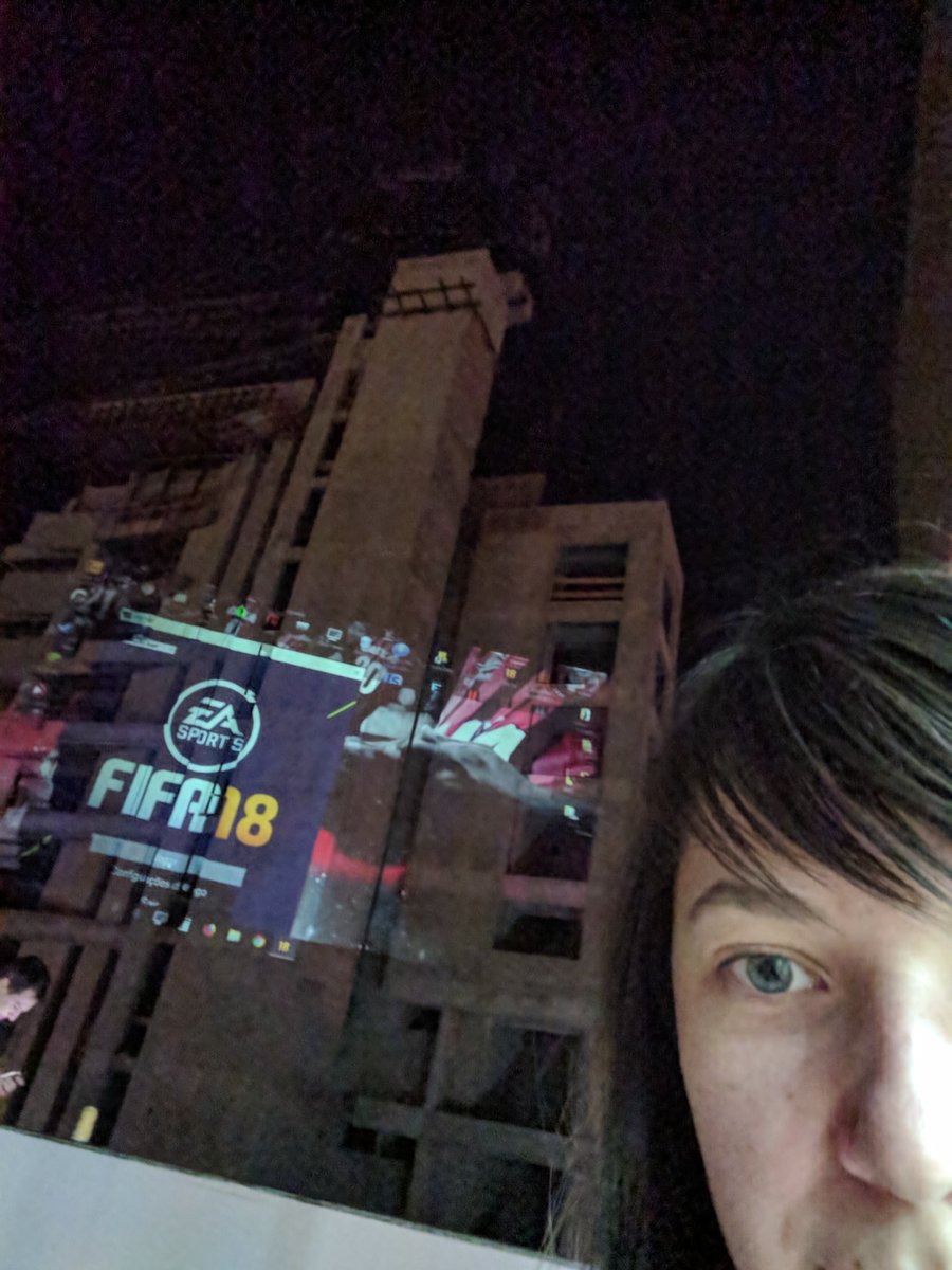mncbecker's tweet photo. bom eu tô num churras que os cara tão jogando fifa projetado no prédio do lado https://t.co/nmlxRFkMLj