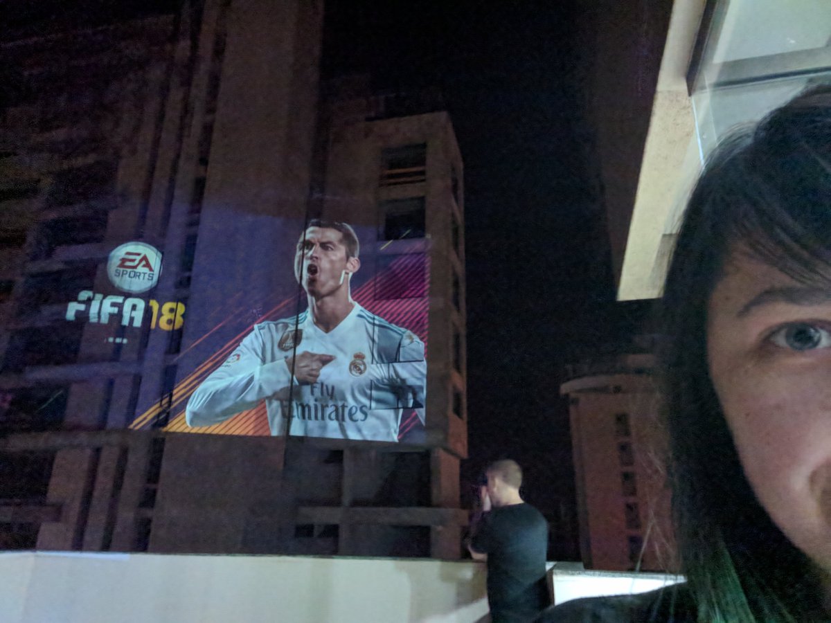 mncbecker's tweet photo. bom eu tô num churras que os cara tão jogando fifa projetado no prédio do lado https://t.co/nmlxRFkMLj