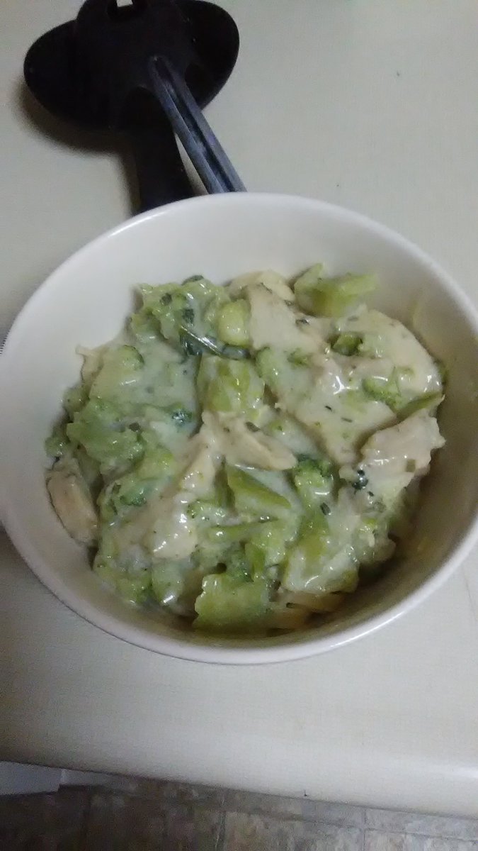 lilygirl3535's tweet photo. I just made some BOMB dairy free chicken fettuccine alfredo and I'm SO FUCKING HAPPY I COULD CRY. https://t.co/70j8rN0a23