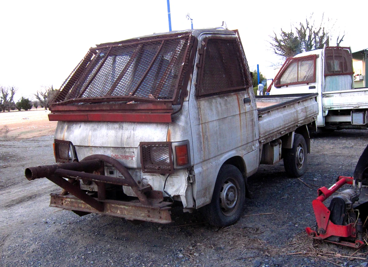 北斗の拳に登場していそう？ゴルフ場で働くハイゼットがすごすぎるｗｗｗ