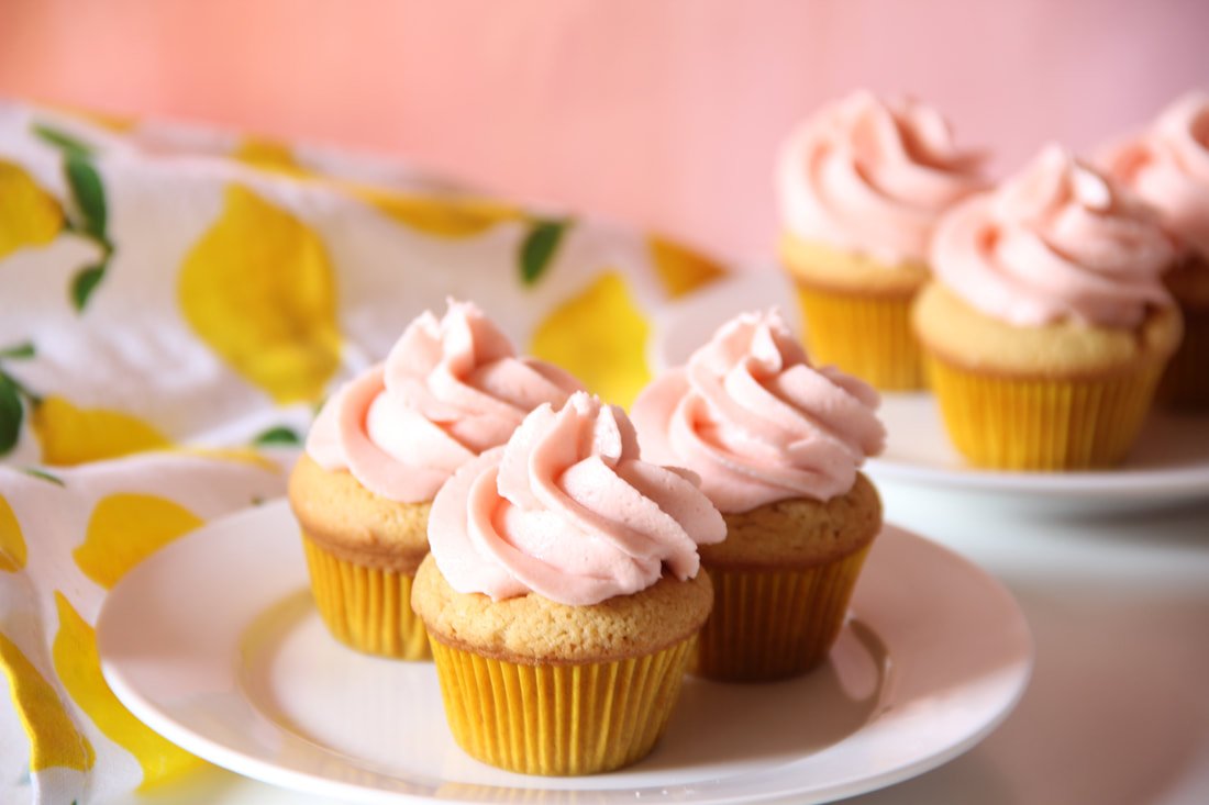 theveganspy's tweet image. Mini Pink Lemonade Cupcakes: bit.ly/minilem 🍋​💖 #veganaf