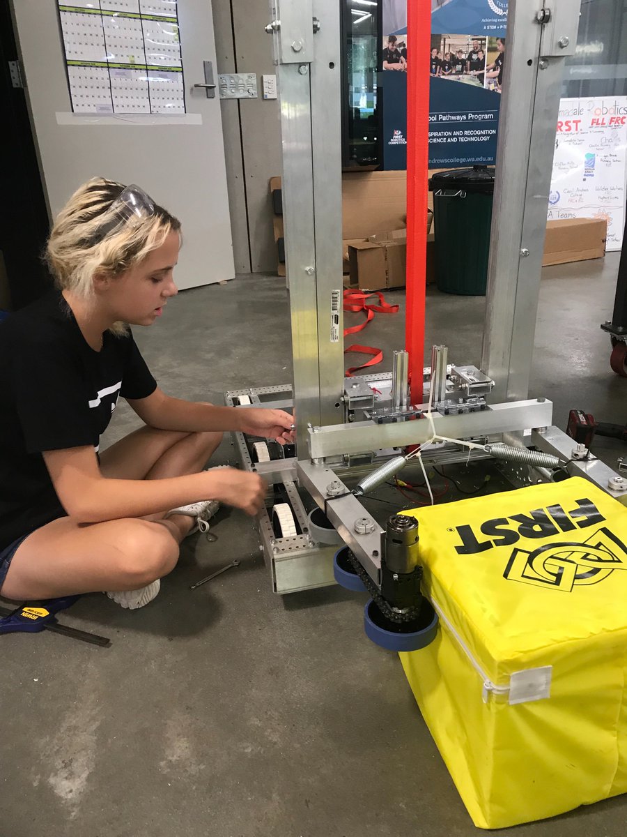 team6524's tweet photo. #motivation #GirlsWhoCode #inspireanengineer everyday🌏😀 https://t.co/VeSxqllWT4