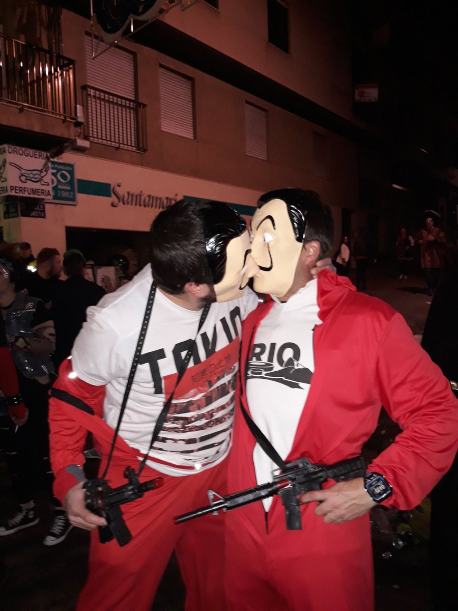 Aquí en honor a <a href="/ursulolita/">Úrsula Corberó</a> en el #carnavalaguilas con gente de #villaflor