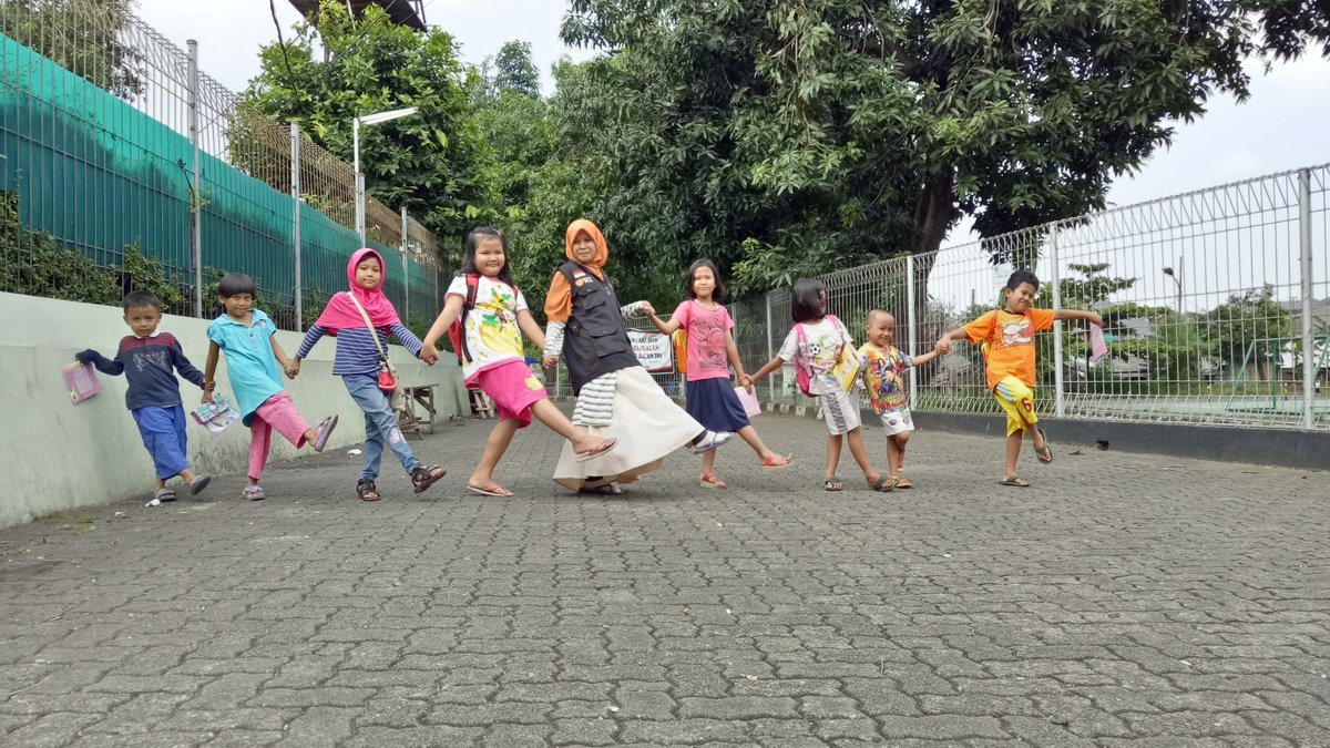 Bekasi (10/2) English Club Junior hadir kembali, setelah bagi Rapor seminggu yang  lalu, anak- anak makin antusias untuk belajar. Untuk pekan ini materi kita tentang Bercerita, yang berjudul “ Spot Goes To The Park Relawan pengajar mebacakan buku cerita dari awal hingga selesai