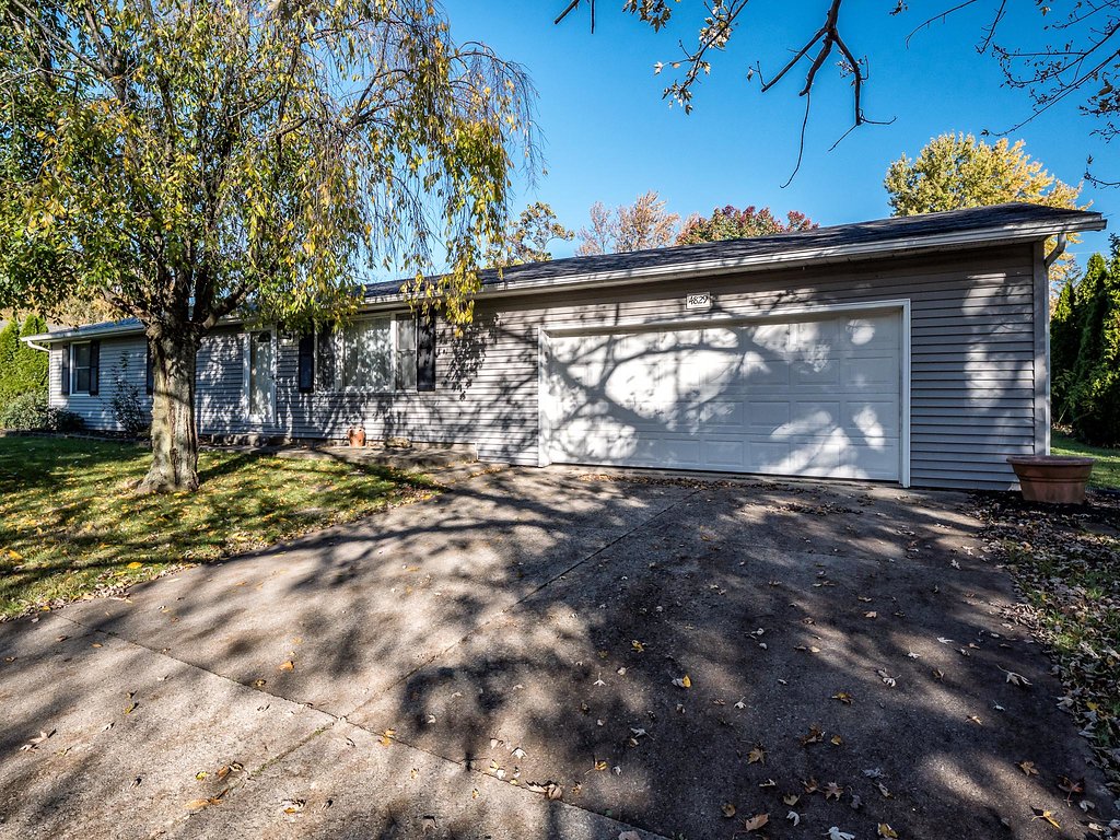 bradmstucker's tweet image. Checkout this 3-Bedroom, 2 bath, home on a full basement! You will love the new flooring in the kitchen and living room, the .35 acre yard, and the over-sized garage. Call 260-403-8817 to see it today. Click the link for more pictures and information: goo.gl/8HTuzU