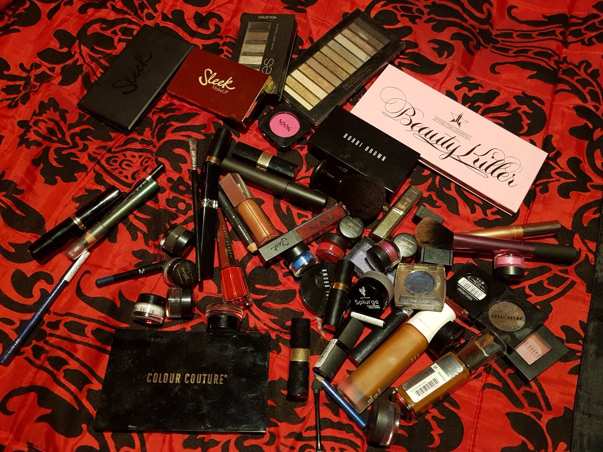 theECOlifestyle's tweet image. RT @EleRain: All my make up🙈 lol doesn&apos;t look much ! #bloggers #makeup #femaleblogger #beautyblogger