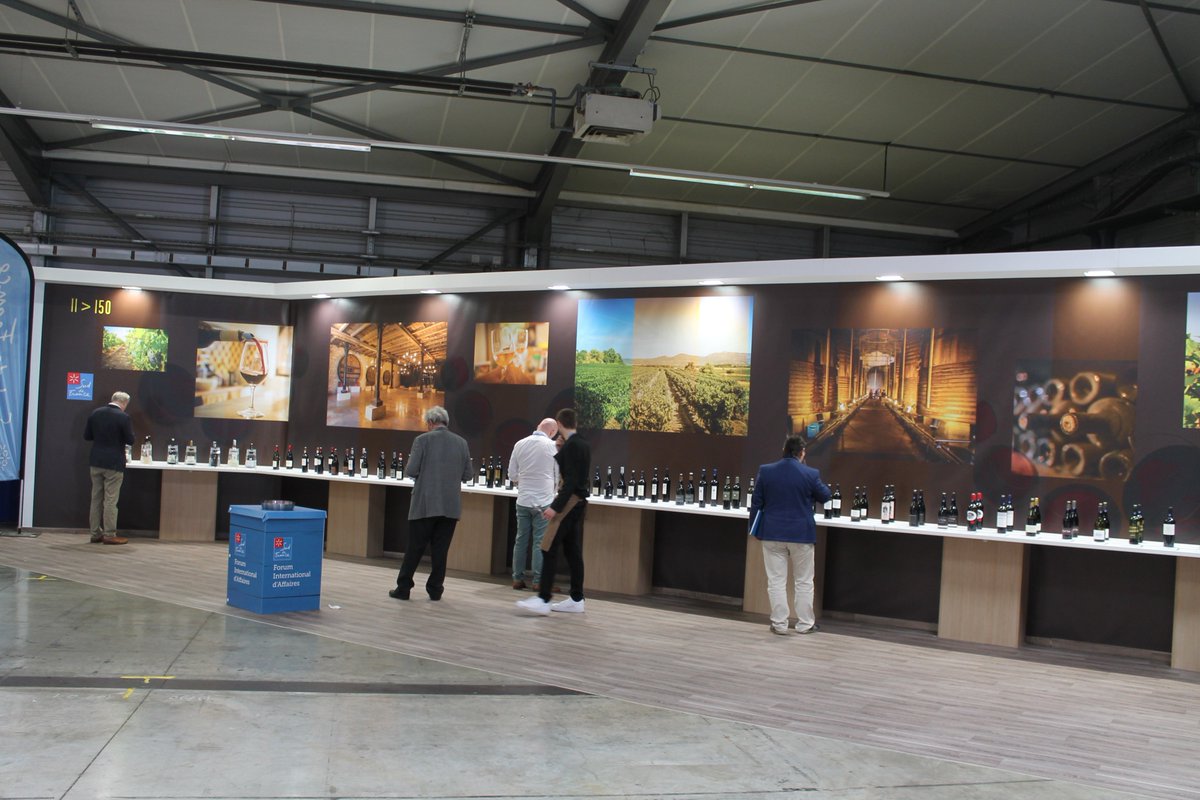J-5. #Vinisud : sur l’espace #Occitanie/#SuddeFrance (Hall B1 – entrée Sud), découvrez l'«espace icônes » avec 45 vins haut de gamme, véritables « pépites » du FIA et belle vitrine mettant en valeur le travail d’orfèvre des viticulteurs d'#Occitanie. 
vins-fia.com/fr/animations/