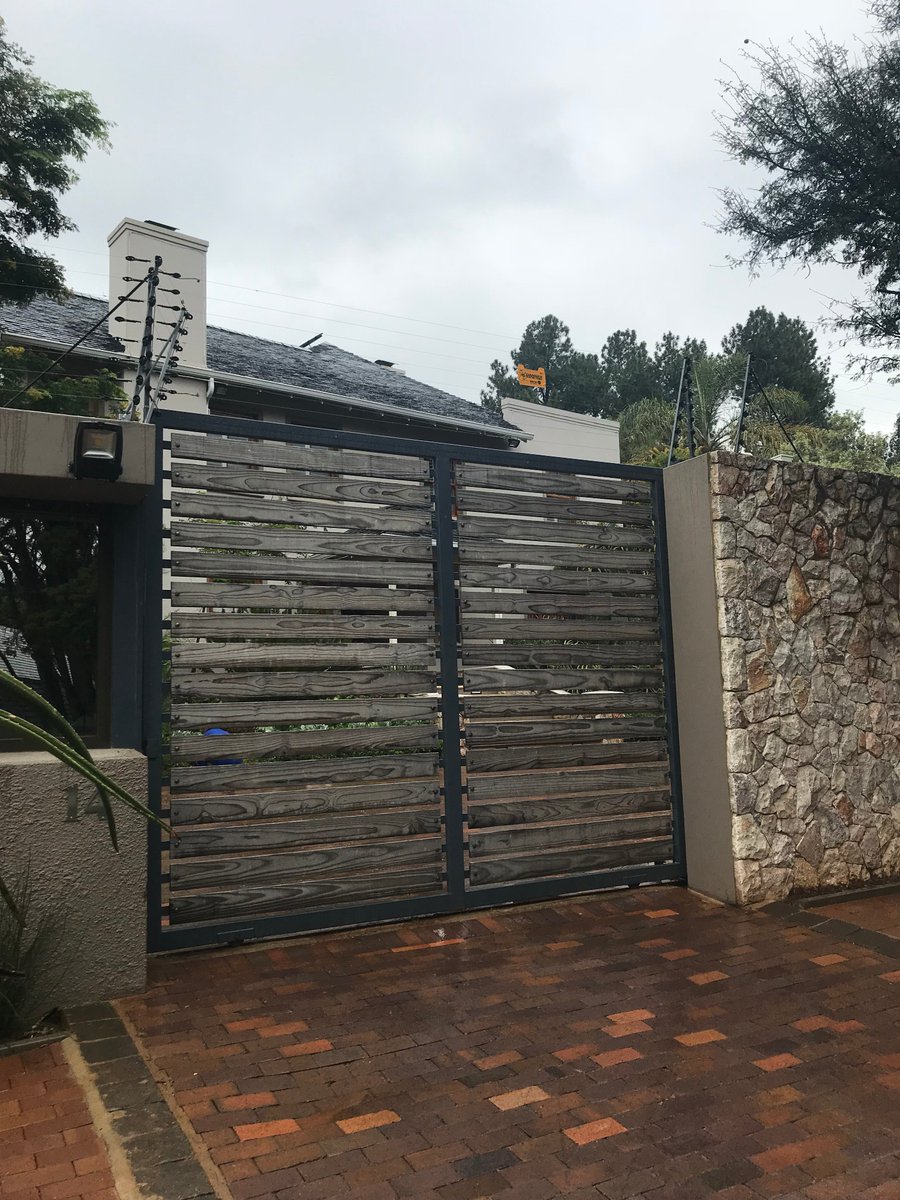 rhino_woodSA's tweet image. We love that Rhino Wood's natural weathering into a natural silvery-gray patina has no effect on its high performance attributes. 
#ecochoices #dimensionalstability #timberscreen #thermallymodified #rotresistant #cladding #timbergate #lovelocal #timbertechnology