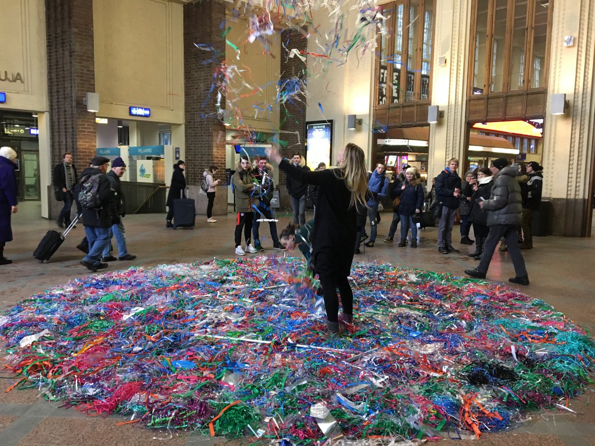 Kukituksia. Tänään.  8-16. <a href="/rautatieasema/">rautatieasema</a>. kukituksia.fi