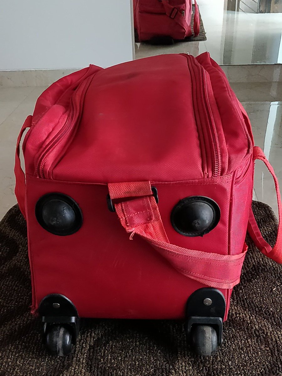 SiddhSurana's tweet image. @flyspicejet this small luggage weighing under 7 kg wasn't allowed to be carried as cabin luggage cus it didn't matched dimensions by few cm.  #neverflyspicejet #CheapFlights #cheapservice.