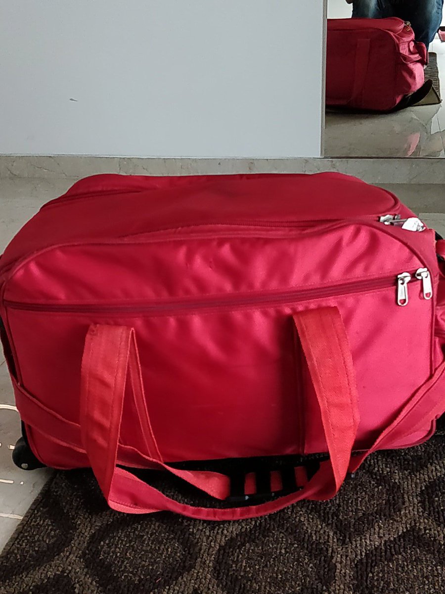 SiddhSurana's tweet image. @flyspicejet this small luggage weighing under 7 kg wasn't allowed to be carried as cabin luggage cus it didn't matched dimensions by few cm.  #neverflyspicejet #CheapFlights #cheapservice.