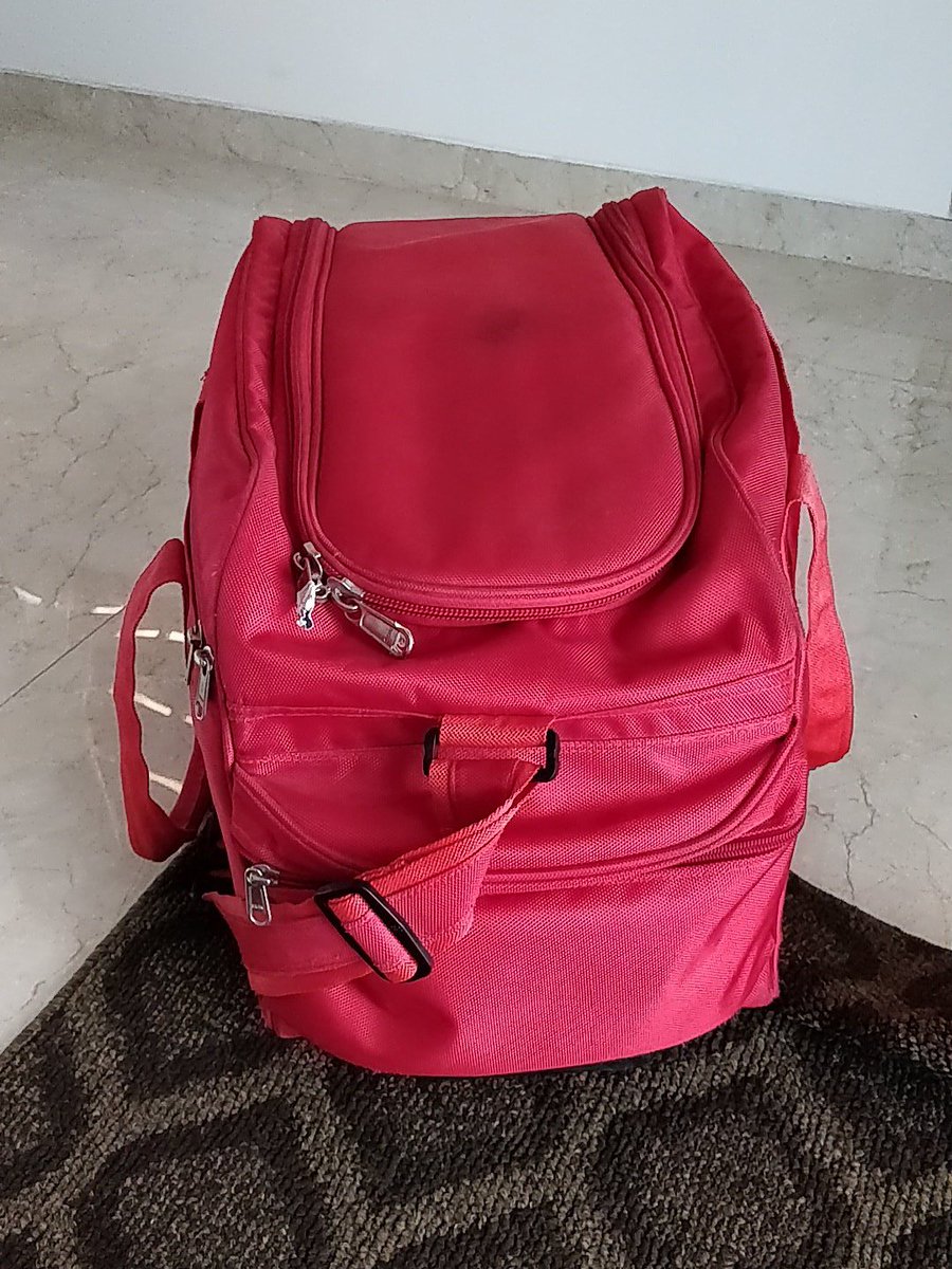SiddhSurana's tweet image. @flyspicejet this small luggage weighing under 7 kg wasn't allowed to be carried as cabin luggage cus it didn't matched dimensions by few cm.  #neverflyspicejet #CheapFlights #cheapservice.