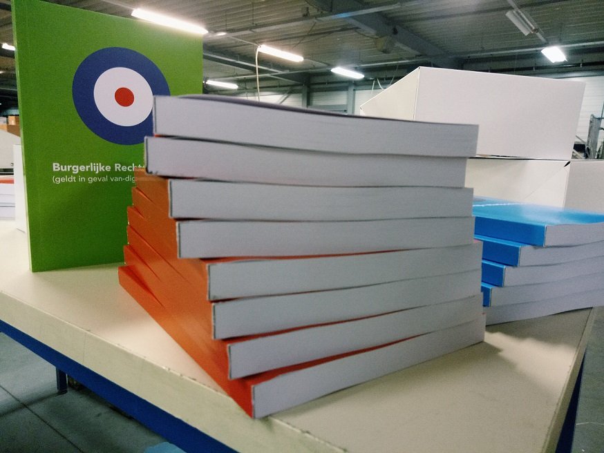 CopyIJsselstein's tweet photo. #Garenloos gebrocheerde, ofwel #gelijmd gebrocheerde, boekjes #bestellen? #Copyshop #IJsselstein maakt ze! Het binnenwerk is aan de omslag vastgelijmd zonder gebruik te maken van garen/katernen. In dit filmpje ziet u hoe dit in zijn werk gaat! #inbinden https://t.co/nA4poXFYgL https://t.co/H2e2NsAWz0