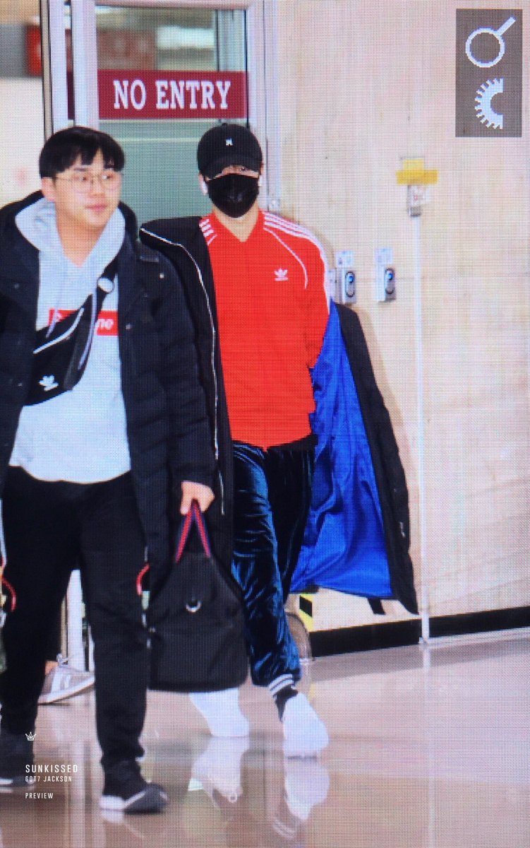 sunkissed0328's tweet photo. 170213 김공입국 #잭슨 #갓세븐 #JacksonWang #GOT7 ❤️ https://t.co/f4HKkCEnmT