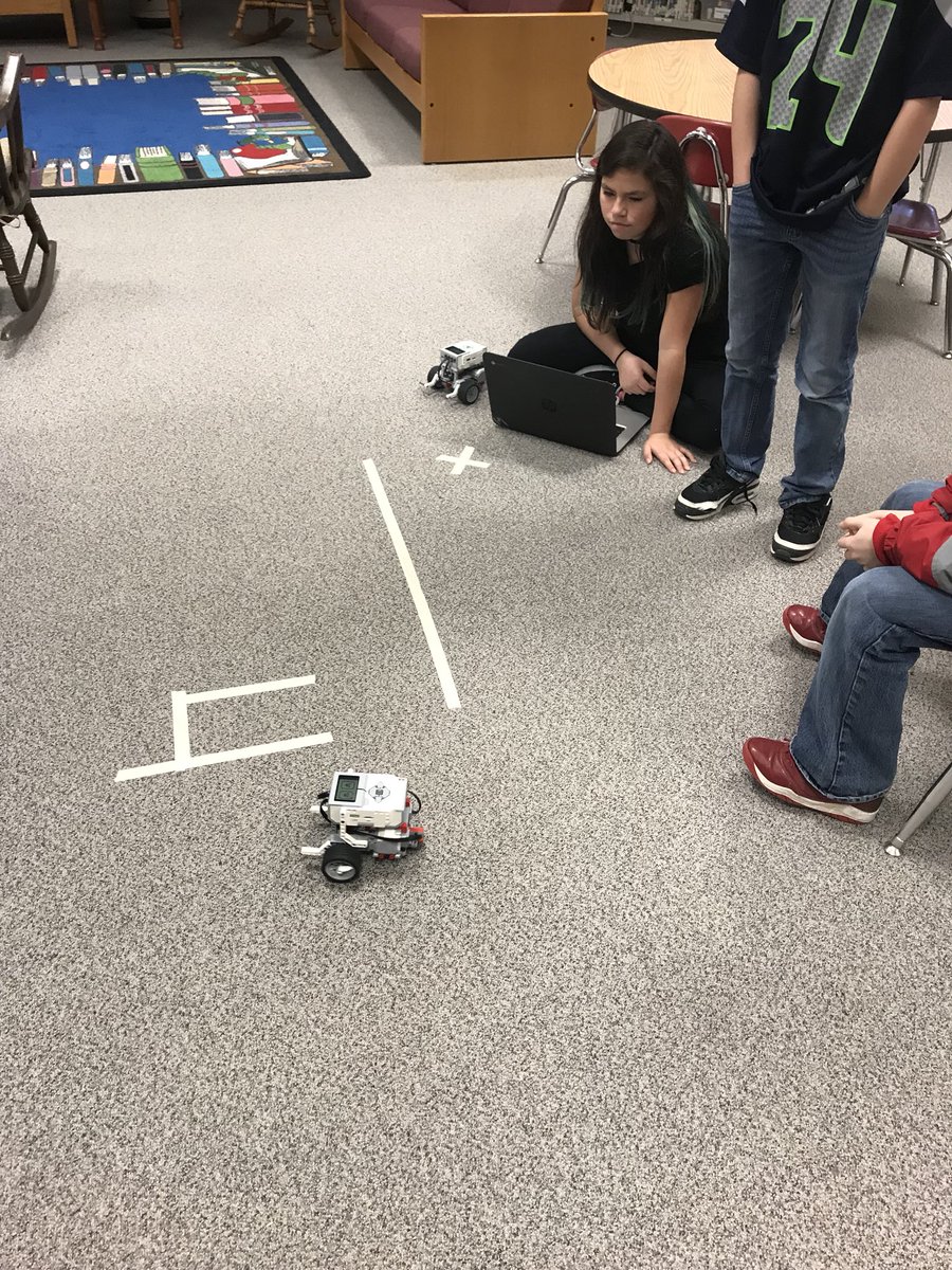 MrsTavis's tweet photo. Our 4th and 5th graders are working on mazes in robotics! Problem solving and fun! @GMPrincipal1 @CentralKitsap https://t.co/Ir72OcwFHS