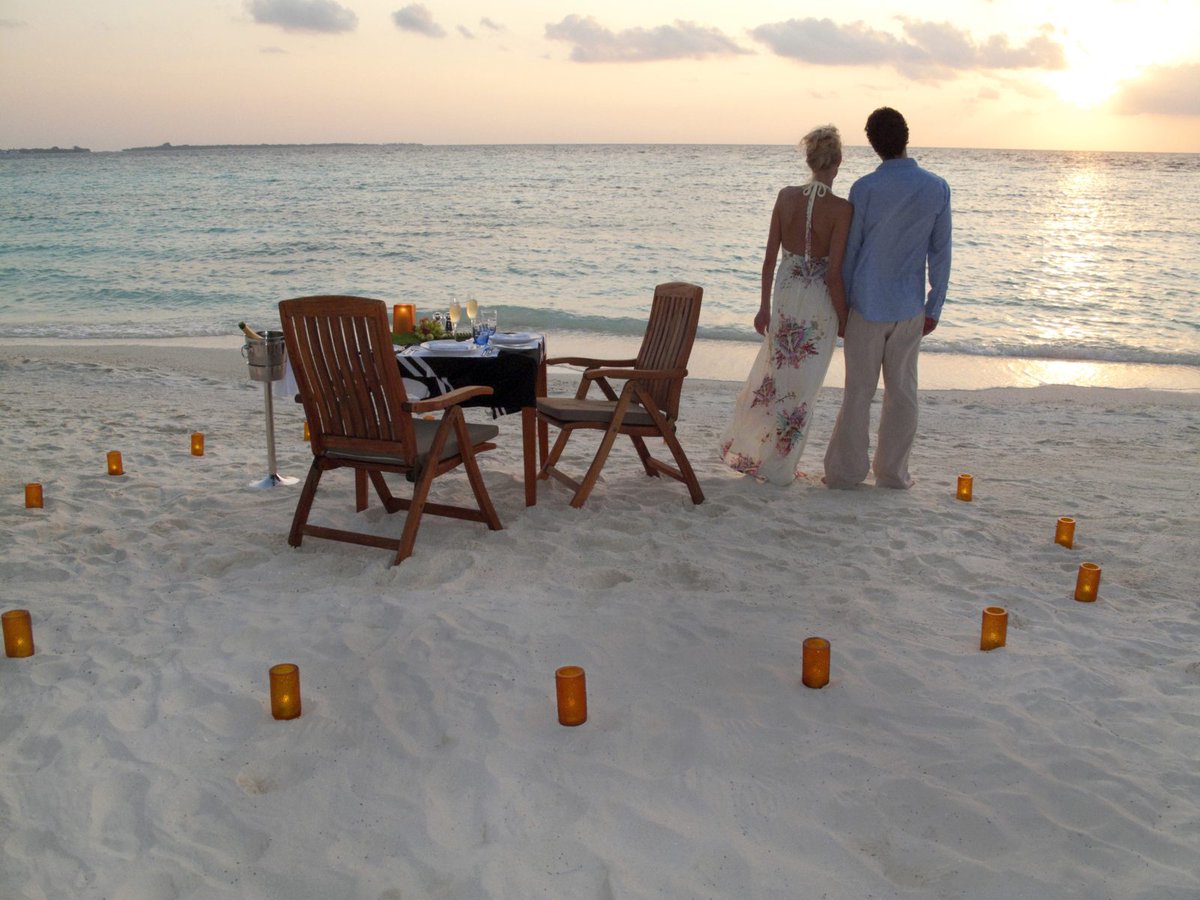 The perfect dinner date signs a man is falling