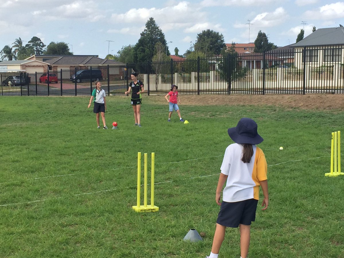 JakeBalnave's tweet photo. Great to have @ThunderWBBL star Lisa Griffith at our Montgrove College #GirlsOnly #MILO #T20Blast running next to our #in2CRICKET centre as well! #PlayCricket #AllGirlsCan #OuterWest https://t.co/5y0kvdOzC3