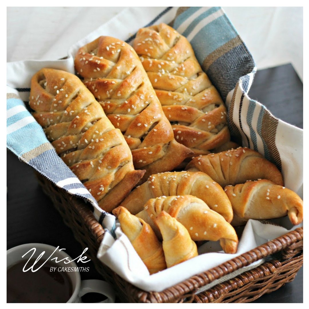 WiskIndia's tweet image. What's the best thing since #sliced #bread? #Stuffedbread! Learn to make some #mouthwatering #stuffed bread in our #Scrumptious stuffed bread class.
Link: wisk.cakesmiths.in/wisk_events/sc…
Give us a call + 91 8291265615 for more details.
#wiskindia #kalaghoda #culinaryschool #pastryschool